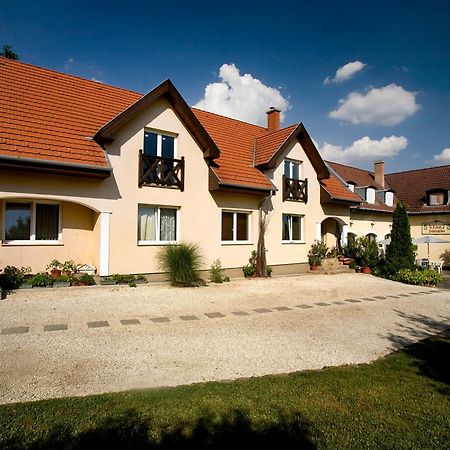 Keszi Panzio Hotel Budakeszi Luaran gambar
