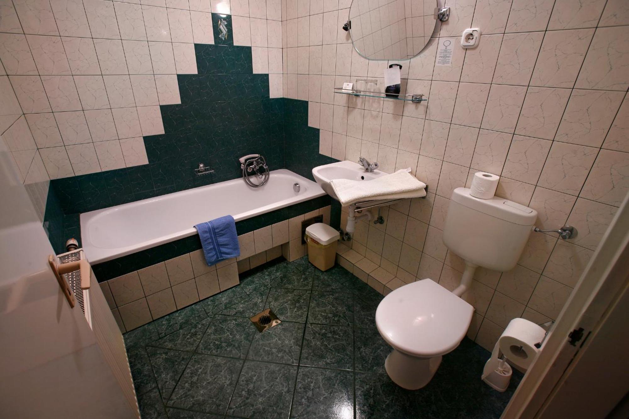 Keszi Panzio Hotel Budakeszi Luaran gambar